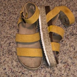 Mustard strappy sandals with espadrille!!!